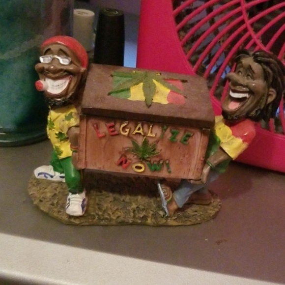 3/$25! Rasta Ash Tray - Picture 2 of 2